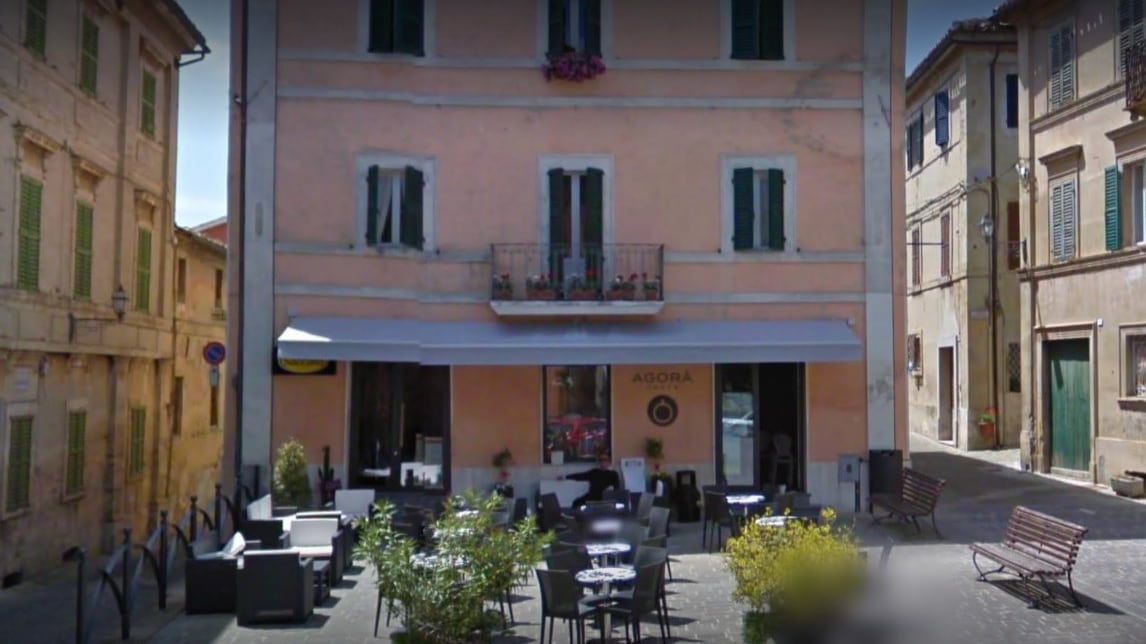Tunisino colpisce la barista, carabinieri lo salvano dal linciaggio