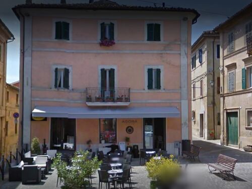 Tunisino colpisce la barista, carabinieri lo salvano dal linciaggio