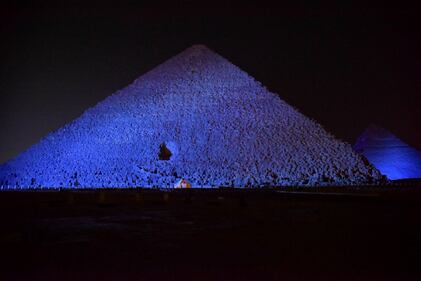 Le Piramidi si colorano di blu contro l'autismo 2