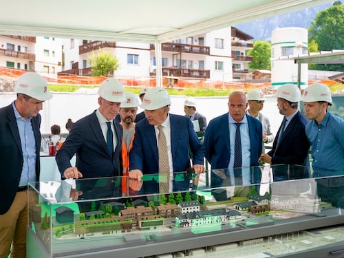 Luca Zaia visita i cantieri dell'ex stazione di Cortina: "Intervento iconico che celebra il rinascimento della città"