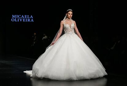 La nuova collezione di abiti da sposa di Micaela Oliveira è super sexy 1