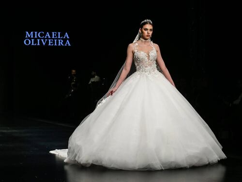 La nuova collezione di abiti da sposa di Micaela Oliveira è super sexy