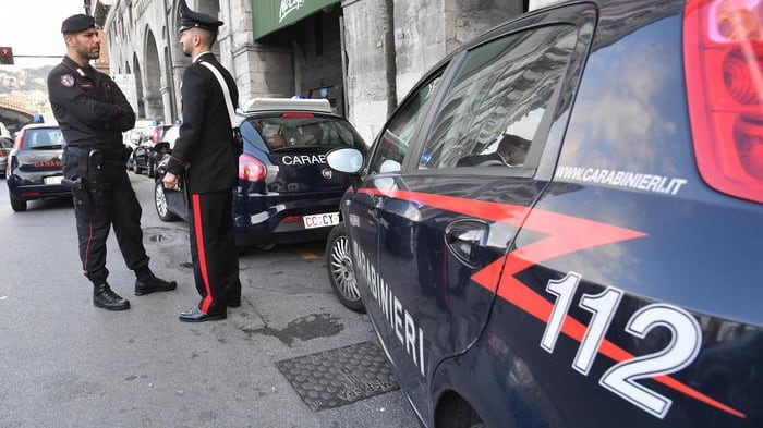 Barista non gli serve l'ennesima birra, straniero ubriaco lo aggredisce