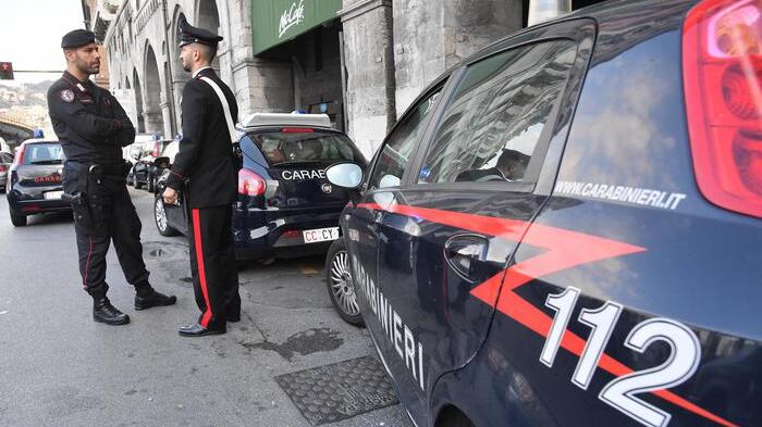 Barista non gli serve l'ennesima birra, straniero ubriaco lo aggredisce
