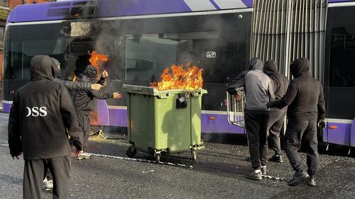 Belfast in rivolta: le immagini delle proteste anti migranti 13