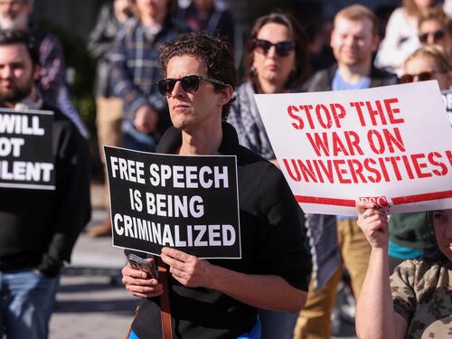 Harvard fa causa all'amministrazione Trump: "Ha violato il primo emendamento"