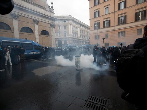 In piazza la rabbia contro le chiusure. "Dignità e lavoro". Scontri con la polizia: idranti sui violenti