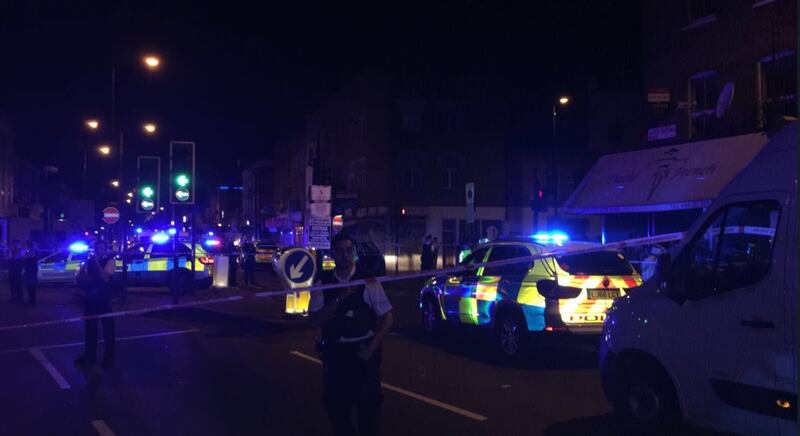 Londra, un van contro la folla: un morto e otto feriti 1