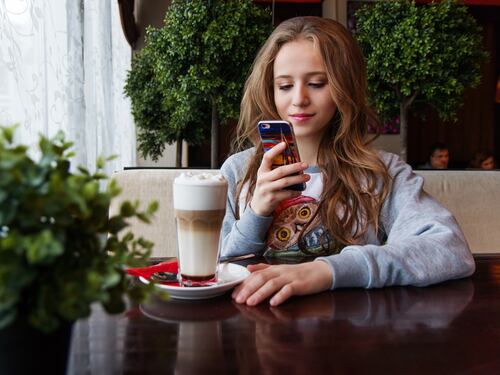 Gli smartphone danneggiano la memoria degli adolescenti