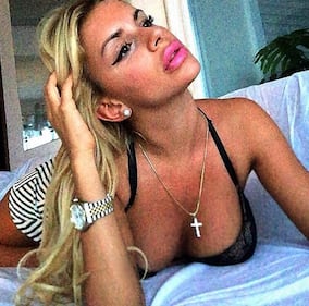 Veronica Graf posa nuda su uno scoglio 2