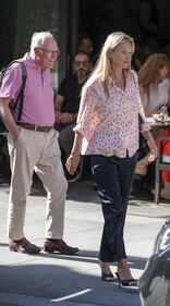Kate Moss: irriconoscibile mentre fuma fuori dal ristorante: la sua trasformazione 5
