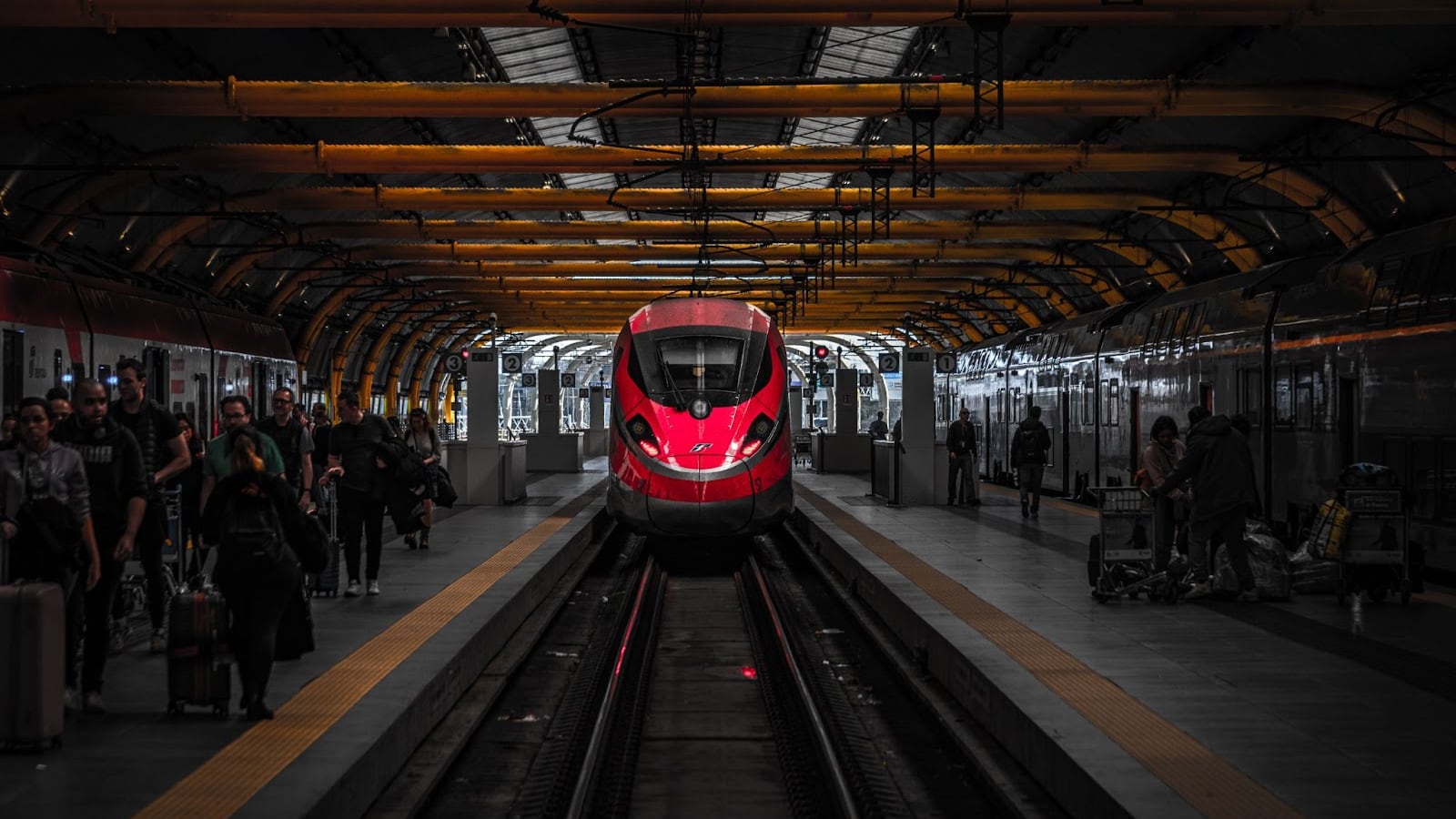 Treni, sabotaggio alla linea in Calabria: tranciati i cavi della fibra ottica. Salvini: "Atto di terrorismo"