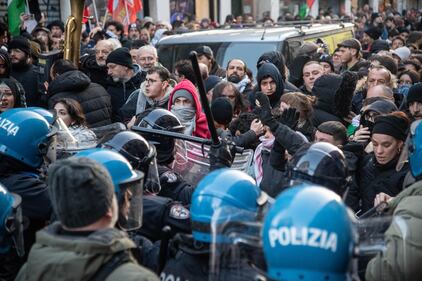 Scontri tra agenti e manifestanti pro-Palestina a Milano 4