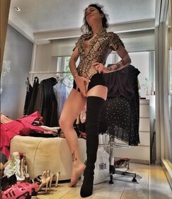 Naike Rivelli topless dal parrucchiere 4