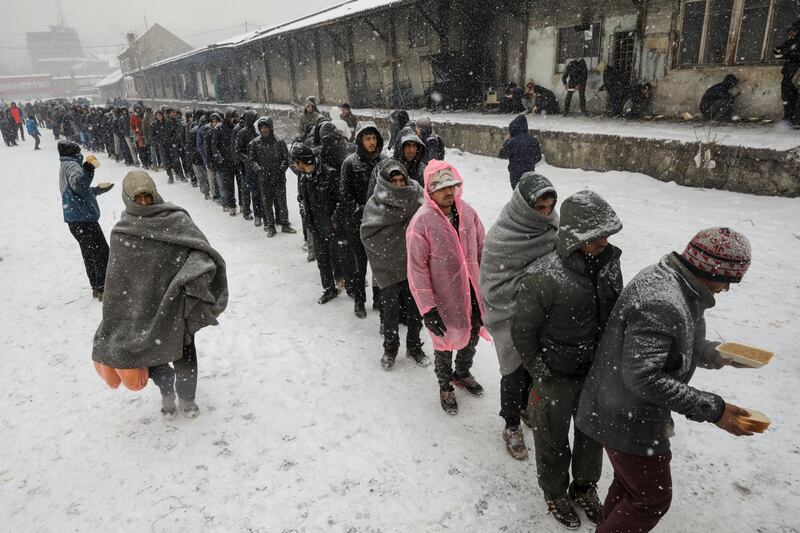 Migranti in fila nella neve a Belgrado 1