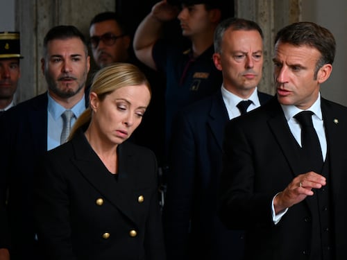 "Occhio ai toni". Così la Meloni ha affrontato Macron