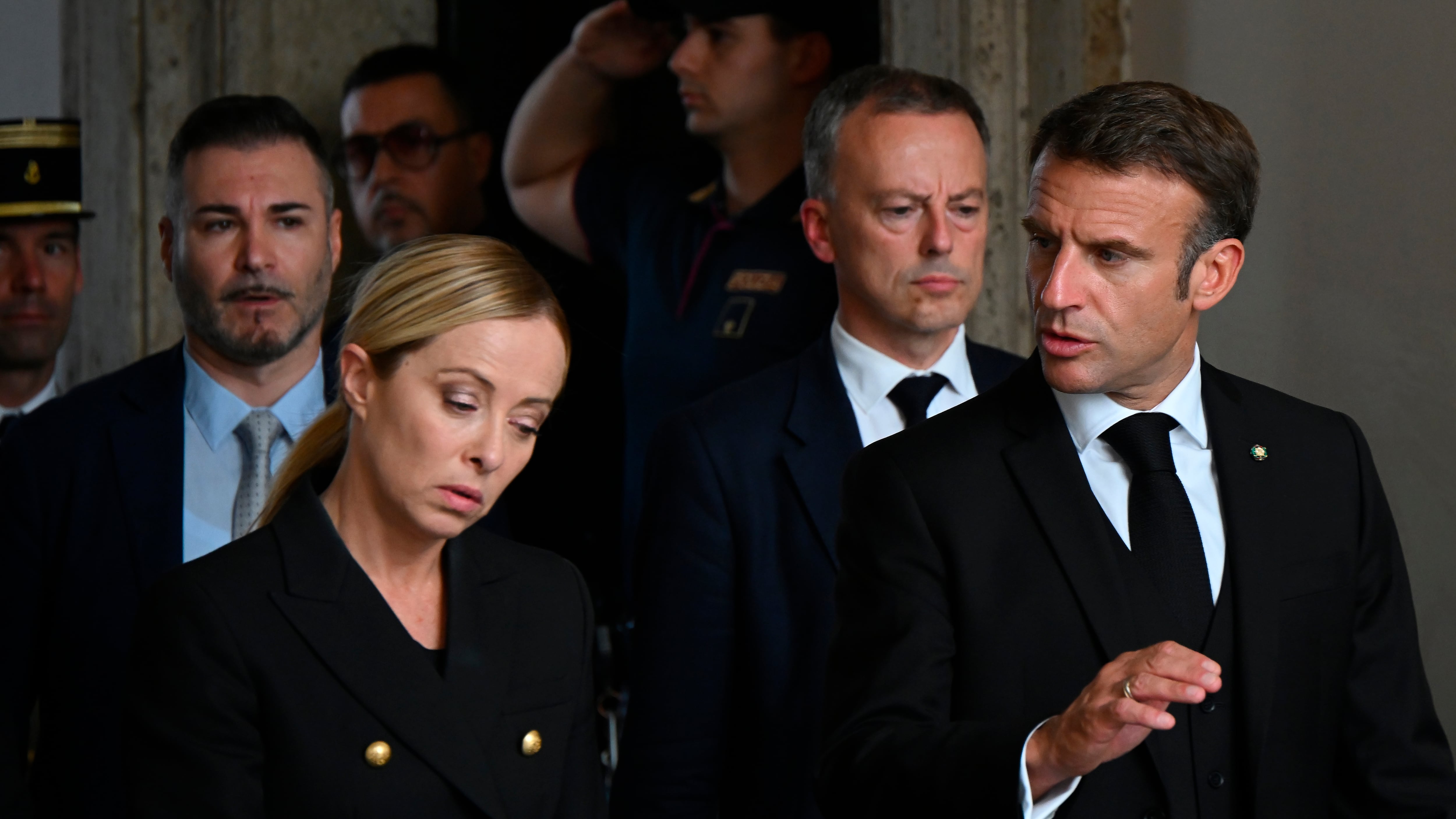 "Occhio ai toni". Così la Meloni ha affrontato Macron