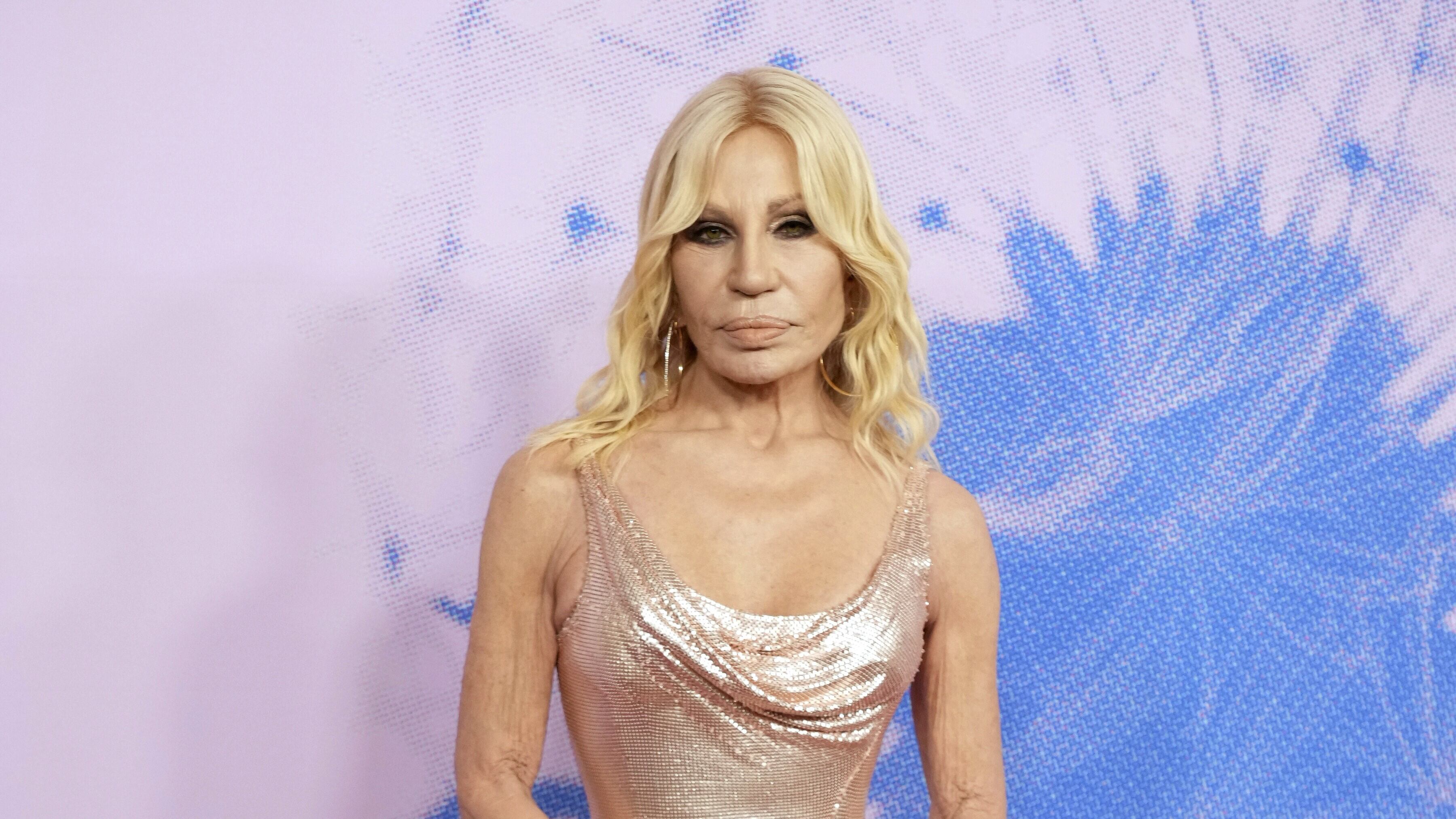 Bloccata nell'ascensore prima degli Oscar, Donatella Versace: "Chiamati i vigili del fuoco"