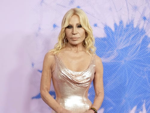 Bloccata nell'ascensore prima degli Oscar, Donatella Versace: "Chiamati i vigili del fuoco"