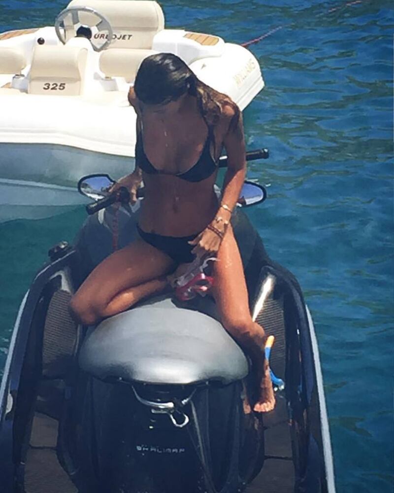 Belen Rodriguez, bikini bollente in spiaggia: foto 15