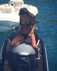 Belen Rodriguez, bikini bollente in spiaggia: foto 15