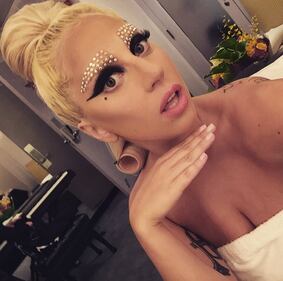 Lady Gaga senza trucco e in reggiseno su Instagram 10