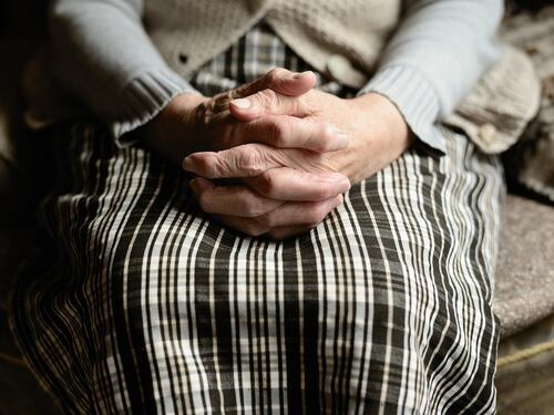 Truffa choc: vende la casa di una donna di 100 anni a sua insaputa e intasca 330mila euro