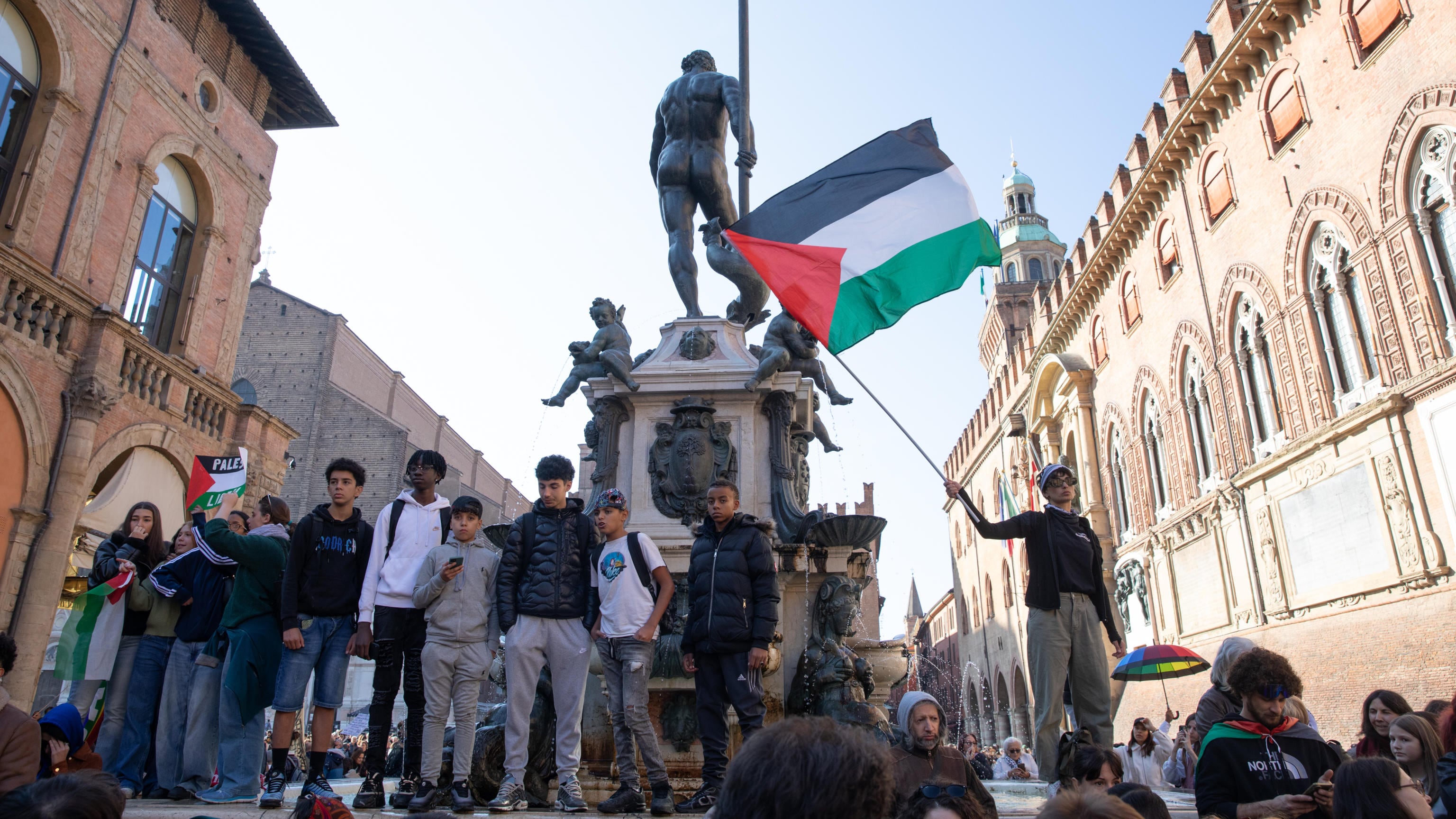 Sventolano le bandiere palestinesi in Piazza Maggiore a Bologna, 3 ottobre 2025 ANSA/MAX CAVALLARI