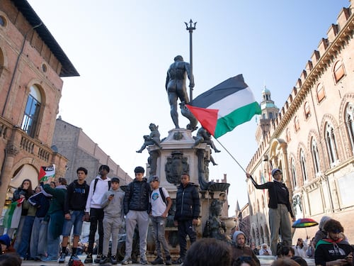 Scontri a Bologna, parla il papà di una 16enne arrestata: “Può anche aver sbagliato, è piccola”