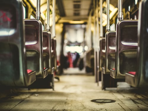 Prima dirottano il bus e poi aggrediscono e rapinano l’autista