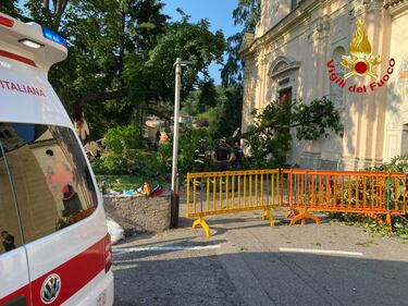 Albero cade davanti alla chiesa di San Pietro a Luino: 8 feriti, di cui 2 gravi 8