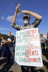 La manifestazione "no mask" oggi a Roma in Piazza San Giovanni 1