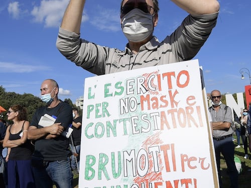 La manifestazione "no mask" oggi a Roma in Piazza San Giovanni