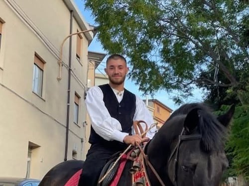 Accoltellato e ucciso durante il Carnevale: è caccia al killer in Sardegna