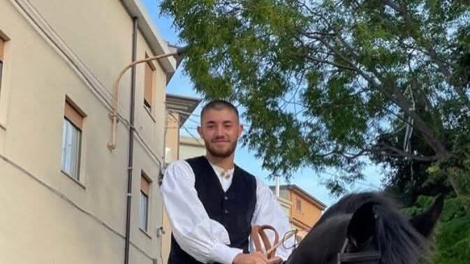 Accoltellato e ucciso durante il Carnevale: è caccia al killer in Sardegna