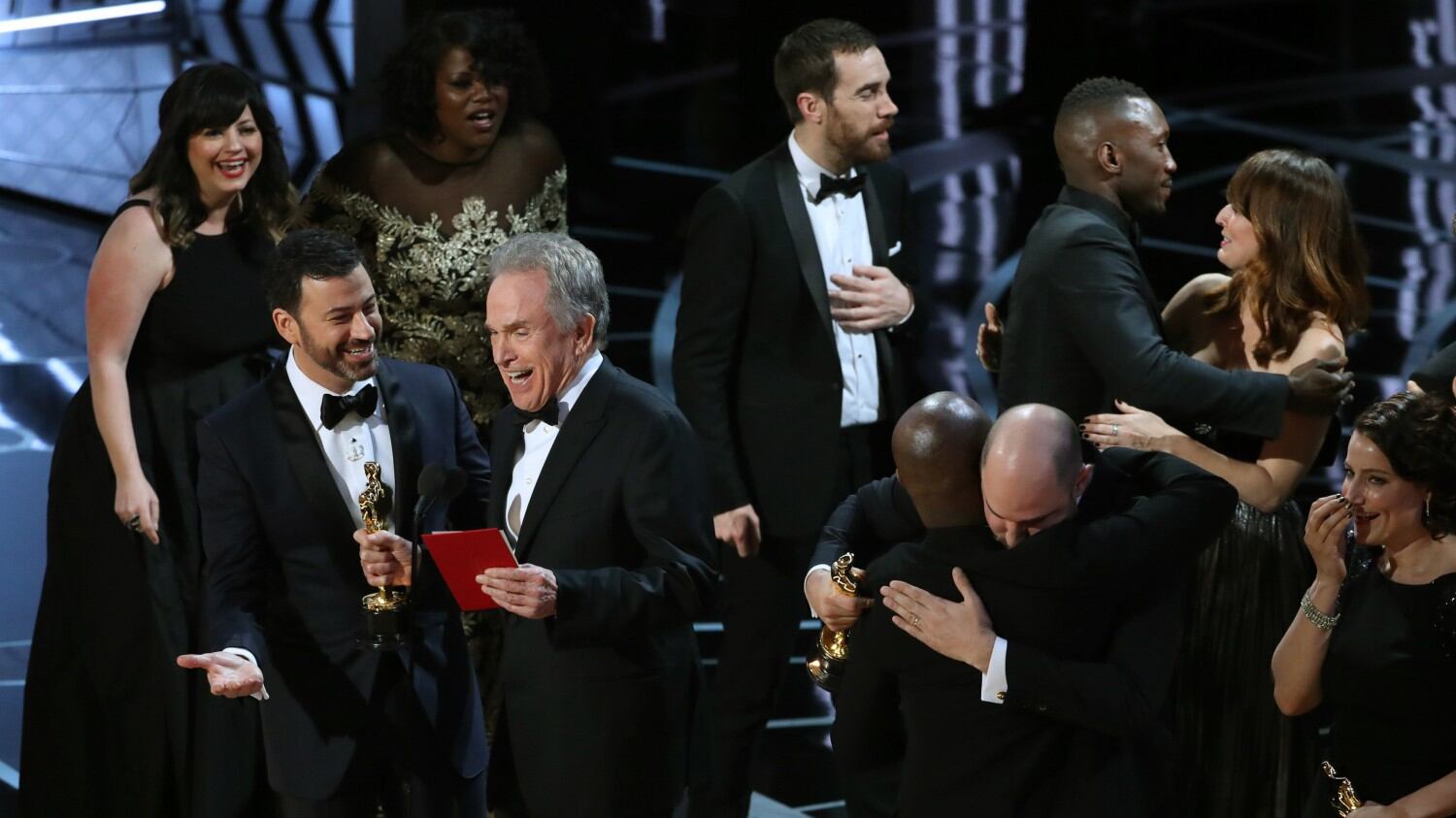 Oscar, chi ha consegnato la busta sbagliata stava twittando una foto di Emma Stone