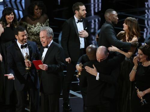 Oscar, chi ha consegnato la busta sbagliata stava twittando una foto di Emma Stone