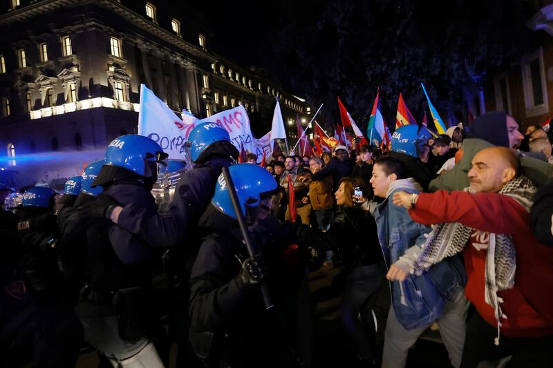 Pro Pal tentano di sfondare il cordone di polizia: cariche e idranti in azione a Roma