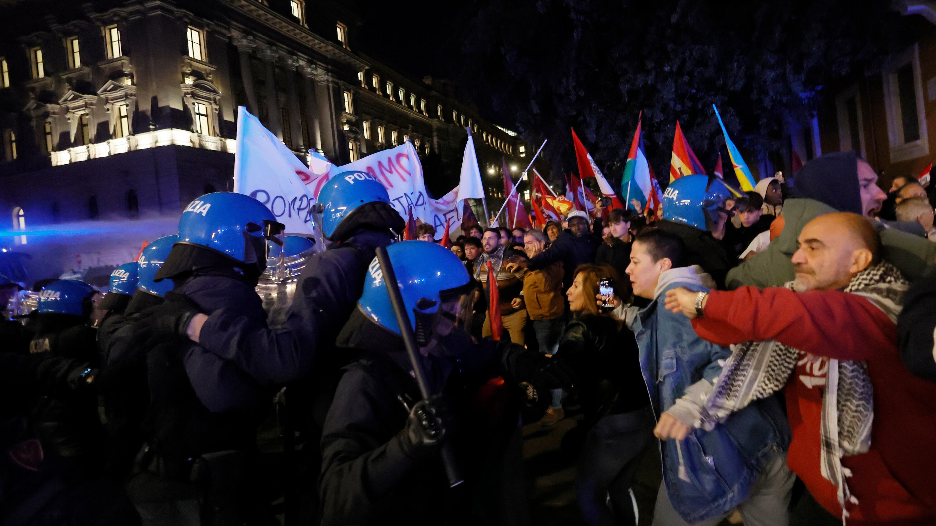 Pro Pal tentano di sfondare il cordone di polizia: cariche e idranti in azione a Roma