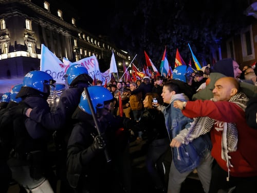 Pro Pal tentano di sfondare il cordone di polizia: cariche e idranti in azione a Roma