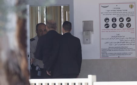 Olmert entra in carcere 7