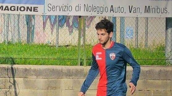 Giallo sul calciatore trovato morto. Indagata una trans
