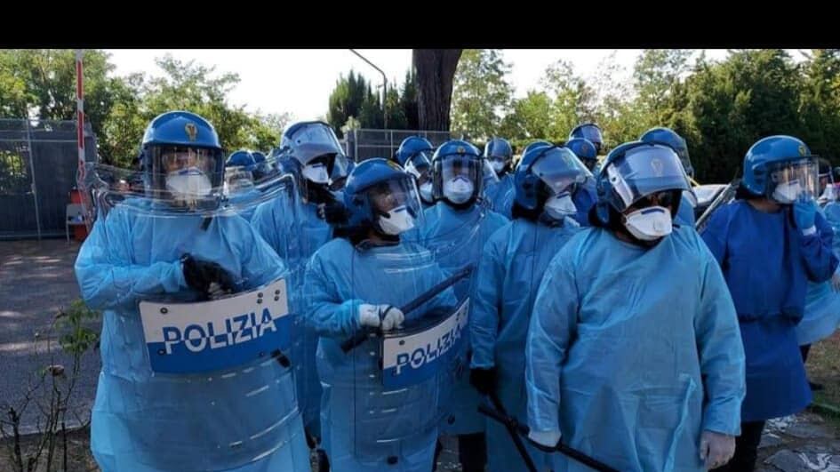 Gli agenti nella trincea Covid: "Così rischiamo con i migranti"