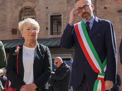 Bologna, Lepore contestato dai Pro Pal. Lancio di verdure contro FdI