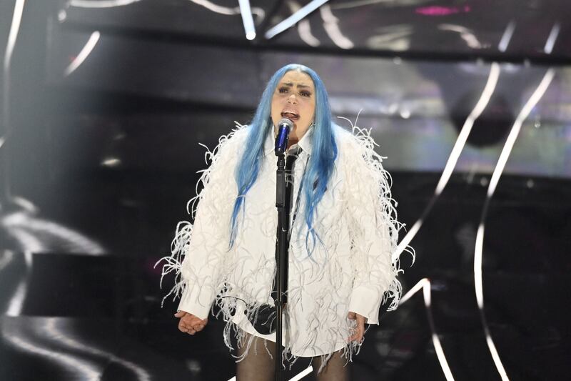 Sanremo 2024: ecco il look della seconda serata del Festival di Loredana Bertè 4