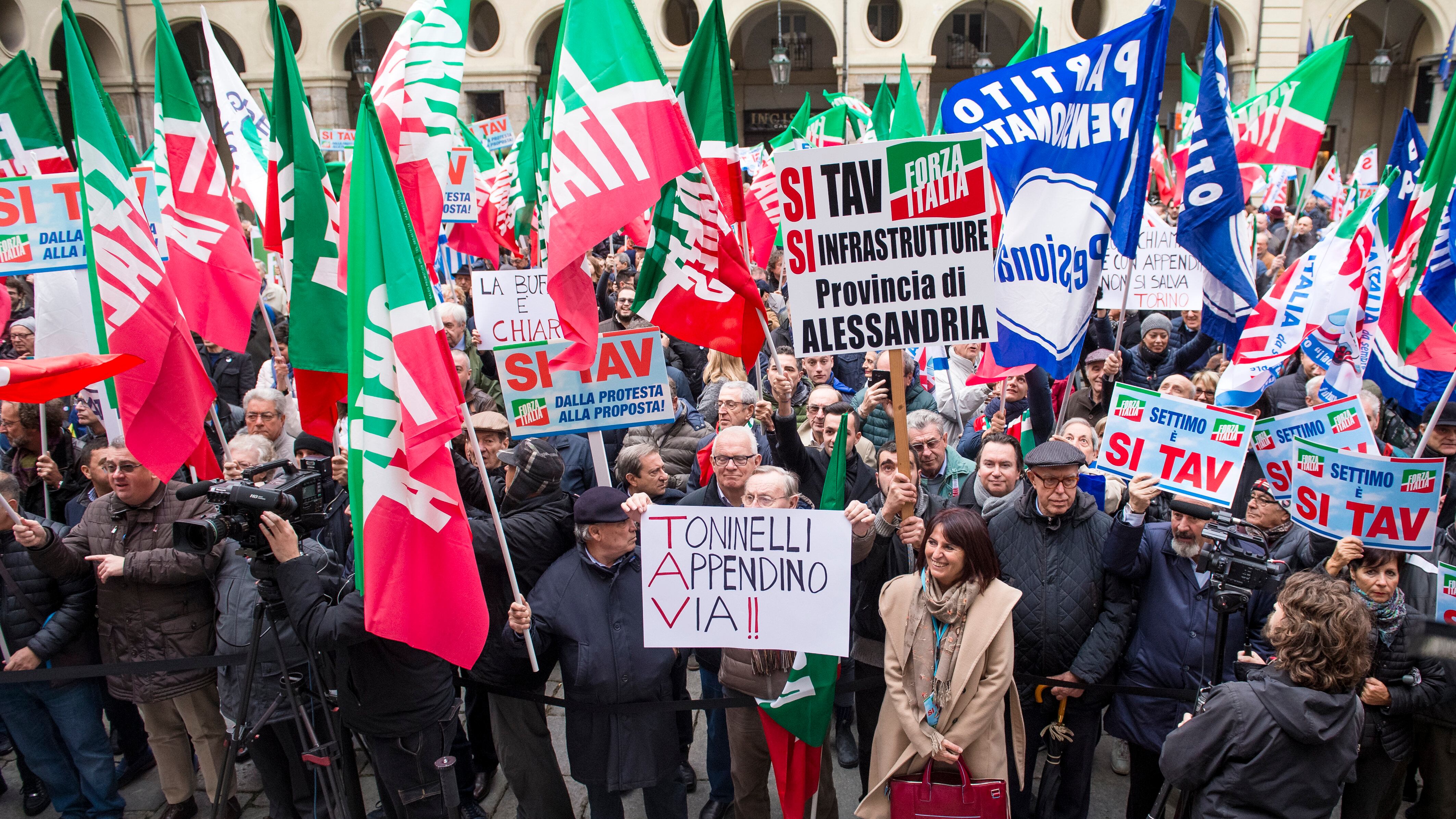 Orgoglio azzurro in piazza: "Sì Tav, no ideologia M5s"