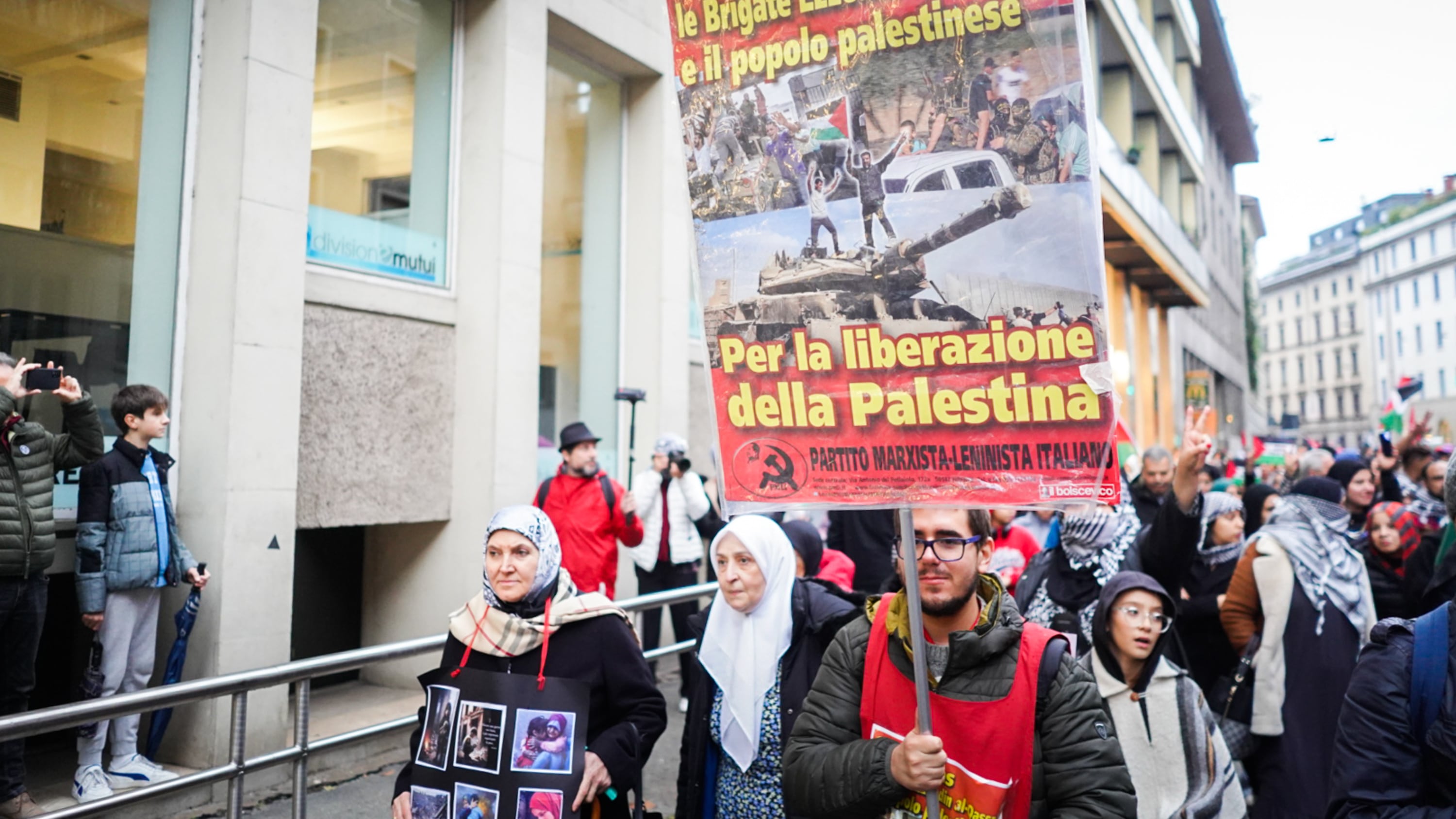 Cartelli pro-Hamas, la vergogna al corteo di Milano. E Salvini: "Ultimi Fascisti"