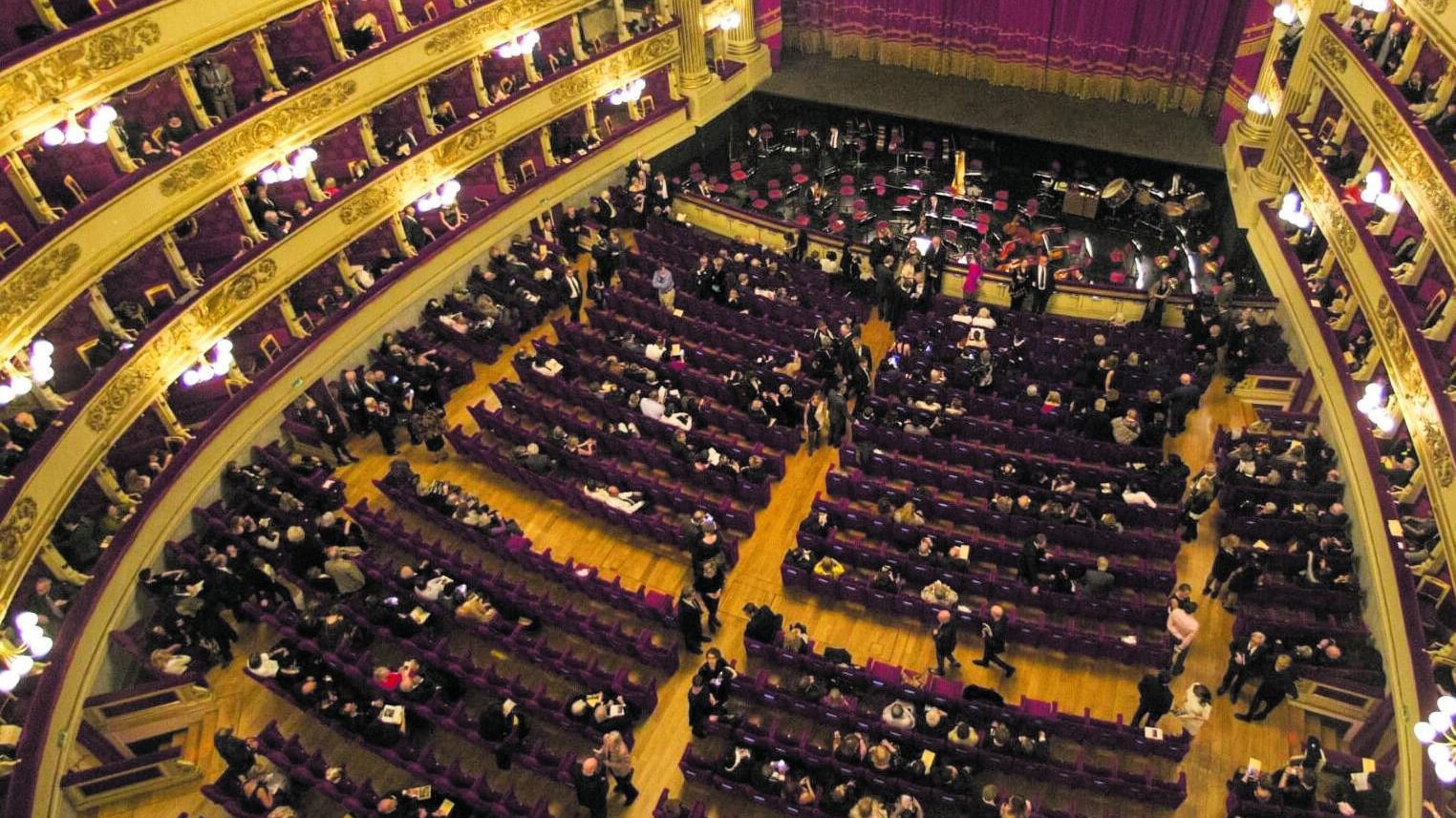Vietati canottiere, infradito e maleducazione. Alla Scala torna il dress code