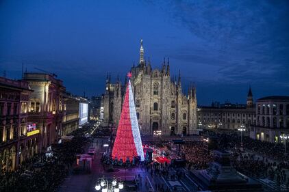 Tripudio di luci per l'accensione dell'albero di Natale in piazza del Duomo 6