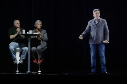 Francia, Melenchon fa il comizio in ologrammi 11